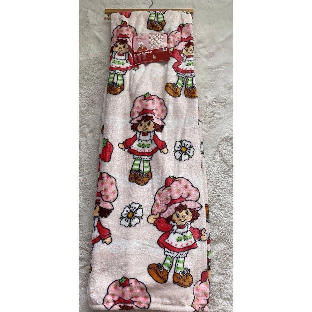 Strawberry Shortcake Classic 60 X 90” Soft Plush Blanket TWIN Size Poses Flowers